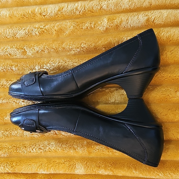 Shoes - Picture 4 of 15